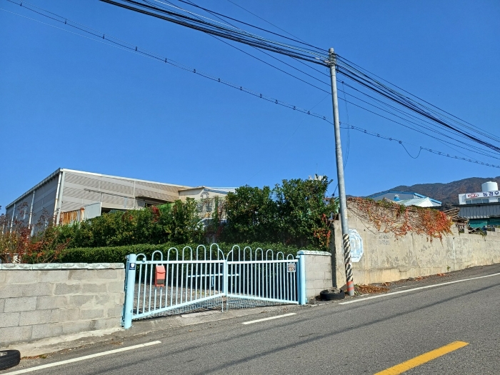 남서측 인근에서 본 공장 전경