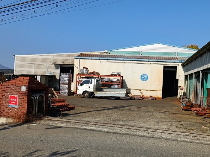 정문에서 본 전경 - 기호 2) 건물 제시외 ㄱ) 등