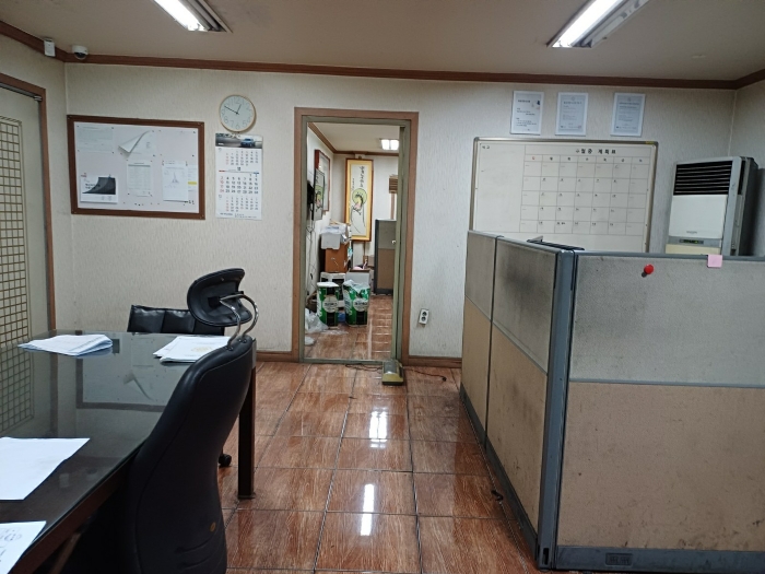 건물 2) 의 2층 사무실 내부