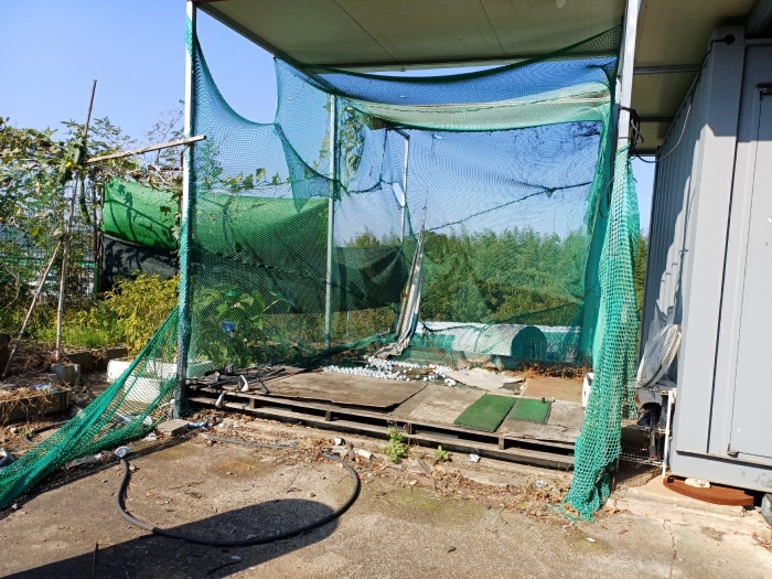 컨테이너 옆 체육시설(골프 연습장0