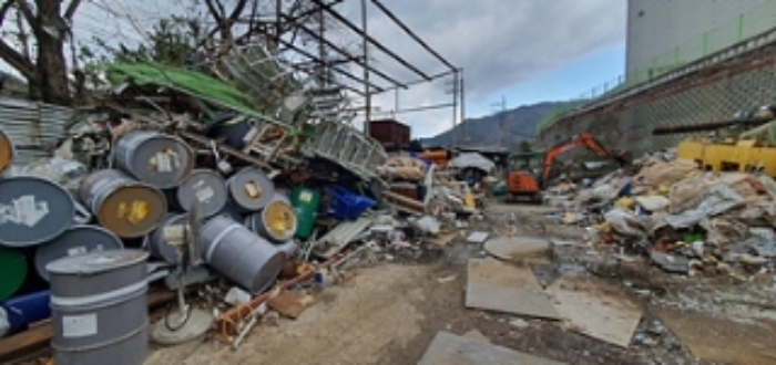 기호 1 토지위 제시외 (ㄷ)창고 및 안쪽 전경