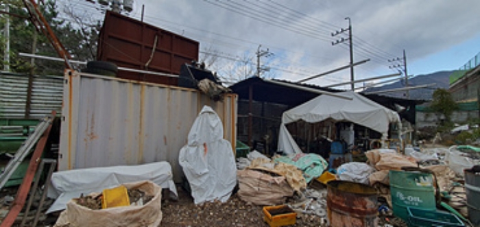 기호 1 토지위 제시외 (ㄹ),(ㅁ)컨테이너 1동 및 창고