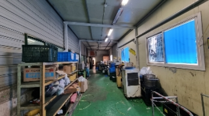 건물 뒤편 부합물