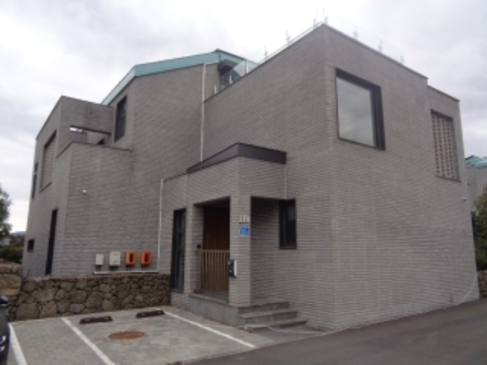 소재지 1. (저지11길 20-8, 브라운트리베일리힐제110동) 전경