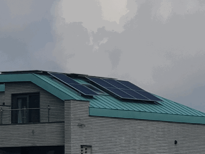 본건 건물 지붕에 설치된 태양광패널