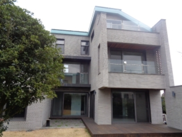 소재지 1. (저지11길 20-8, 브라운트리베일리힐제110동) 전경