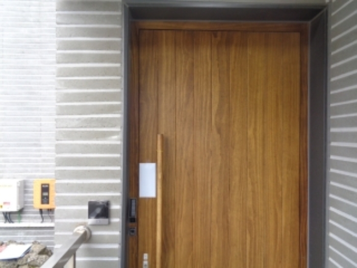 소재지 1. (저지11길 20-8, 브라운트리베일리힐제110동) 1층 출입문에 안내문부착