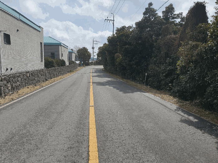 타운하우스 단지 남서측으로 접한 왕복 2차선 도로