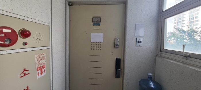 전유세대 출입문 전경(안내문 부착)