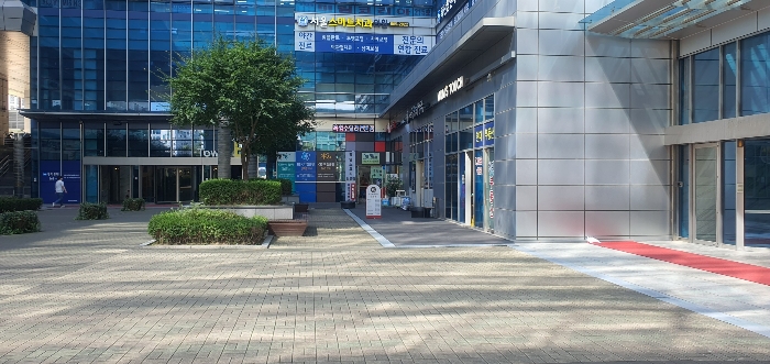 본건이 소재한 건물 주위 전경①