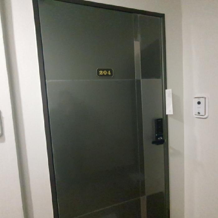 204호 세대현관문 전경 
