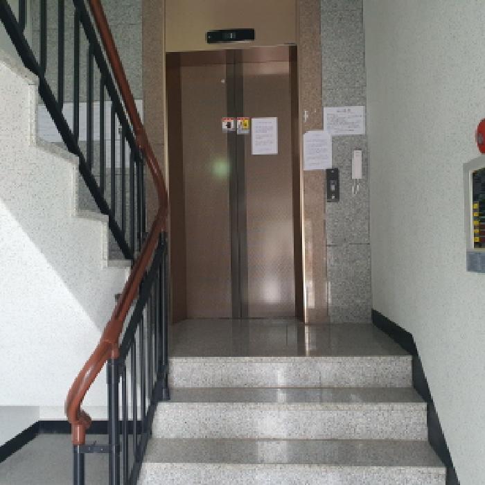 2-3층으로 진입하는1층 공동현관 전경 