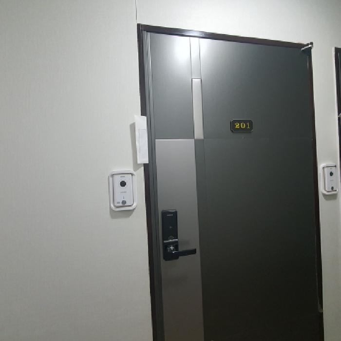 201호 세대현관문 전경 