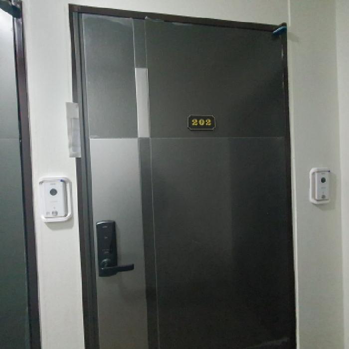 202호 세대현관문 전경 
