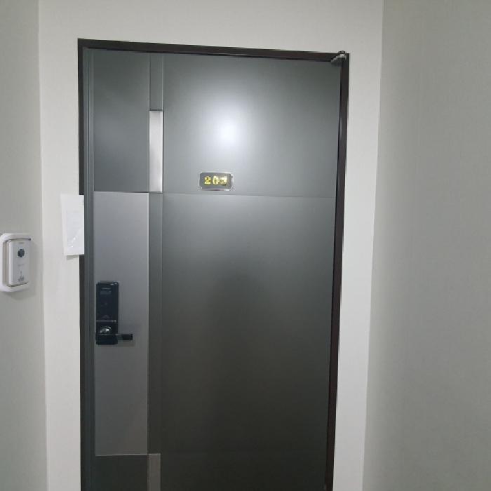 203호 세대현관문 전경 