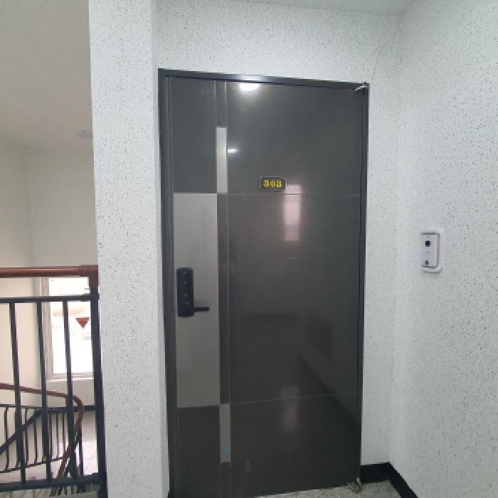 303호 세대현관문 전경 