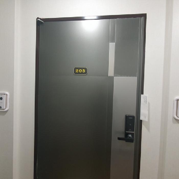 205호 세대현관문 전경 