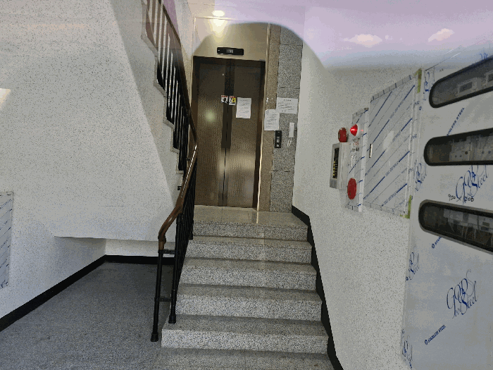 본건 출입 1층 현관