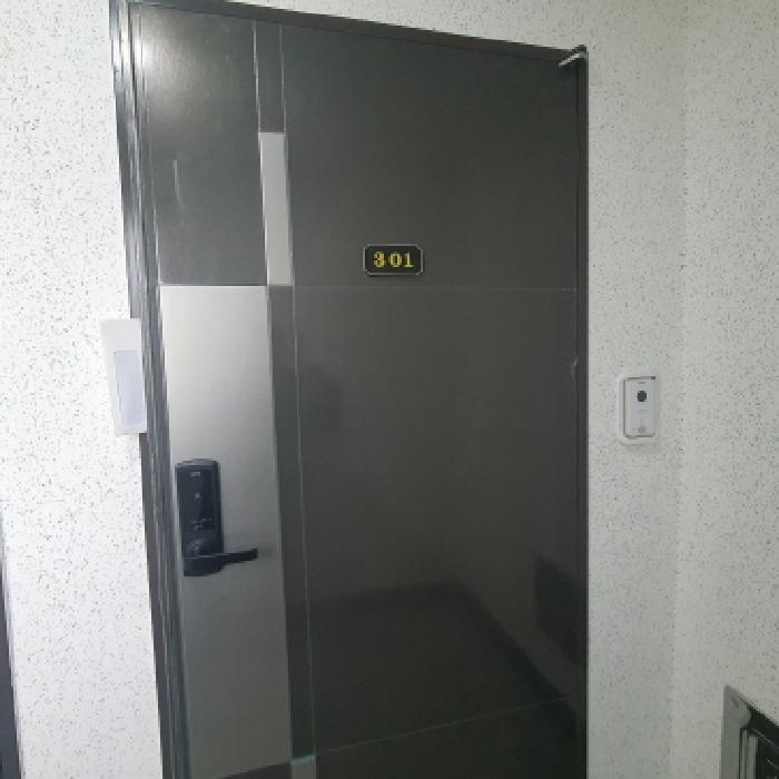 301호 세대현관문 전경 