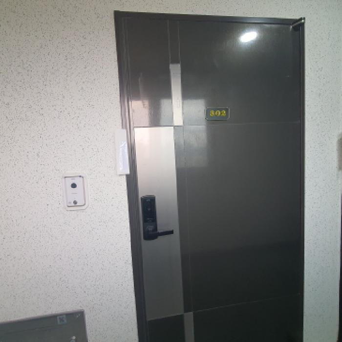 302호 세대현관문 전경 