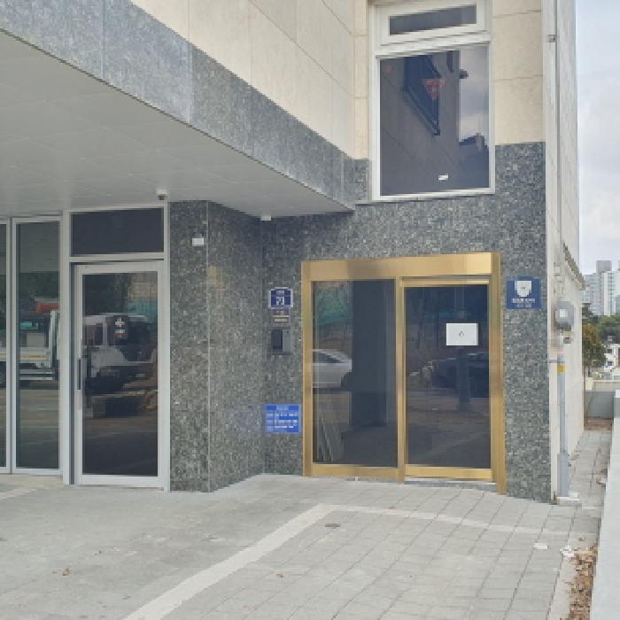 본건 건물 1층 상가 및 2-3층 공동출입문 전경 