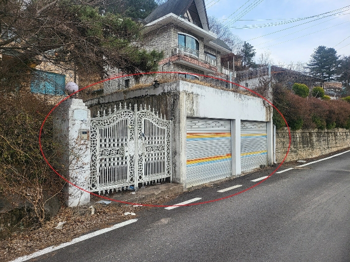 본 건 주택 출입구 및 차고 전경(북서측에서 촬영)