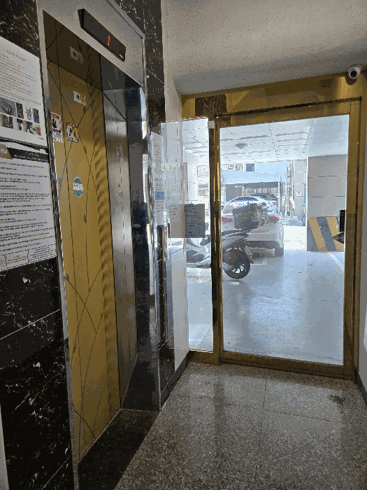 기호2건물 1층 자동보안문 및 승강기실