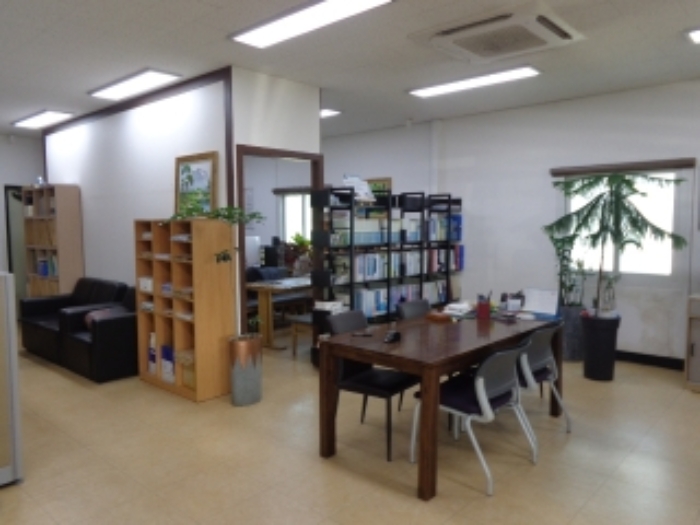 [목록 2] 남쪽에 위치한 `법무사 이두형 사무소` 내부의 모습