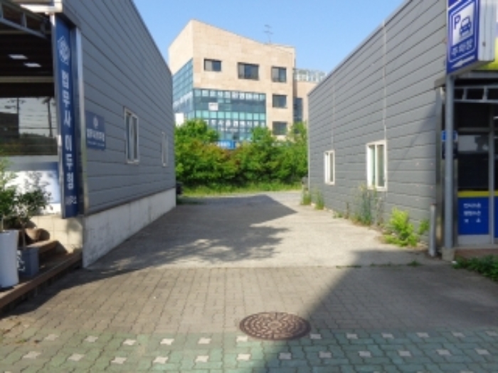 [목록 1] 중앙 부분 지상에 있는 공림4로에서 주차장으로 들어가는 진입로 주변의 모습