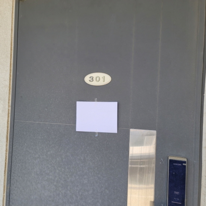 목록4 건물 3층 주거공간 또는 사무실 전경(안내문 부착)