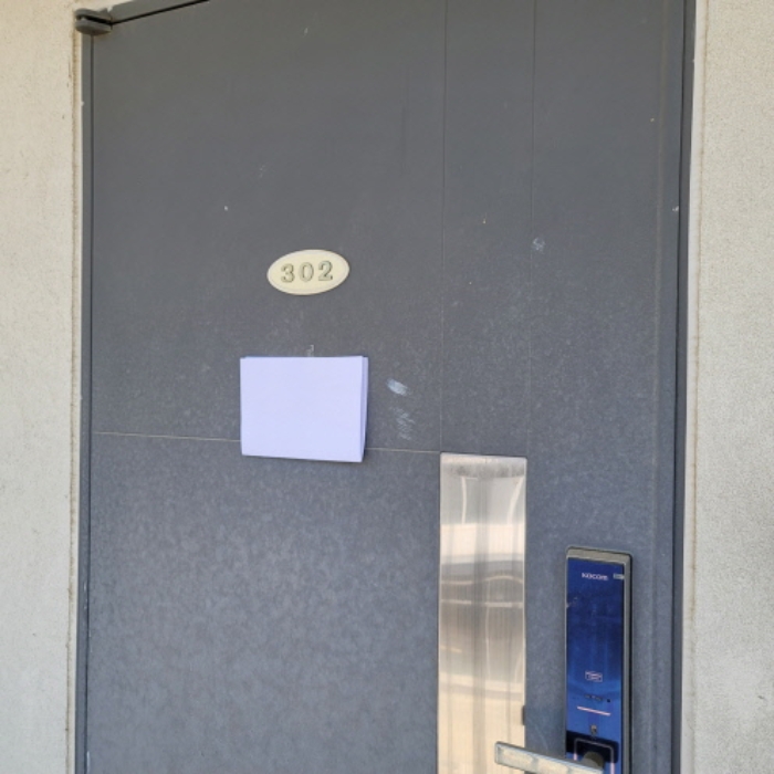 목록4 건물 3층 주거공간 또는 사무실 전경(안내문 부착)