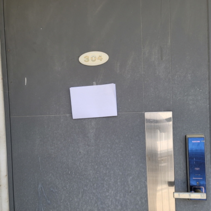 목록4 건물 3층 주거공간 또는 사무실 전경(안내문 부착)