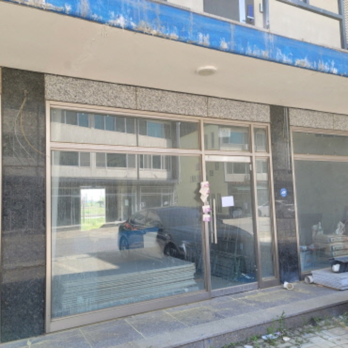 목록4 건물 1층 사무실(공사중단) 전경(안내문 부착)