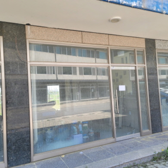 목록4 건물 1층 사무실(공사중단) 전경(안내문 부착)