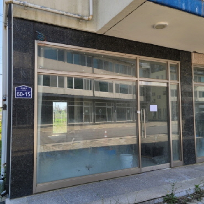 목록4 건물 1층 사무실(공사중단) 전경(안내문 부착)