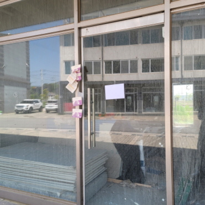 목록4 건물 1층 사무실(공사중단) 전경(안내문 부착)