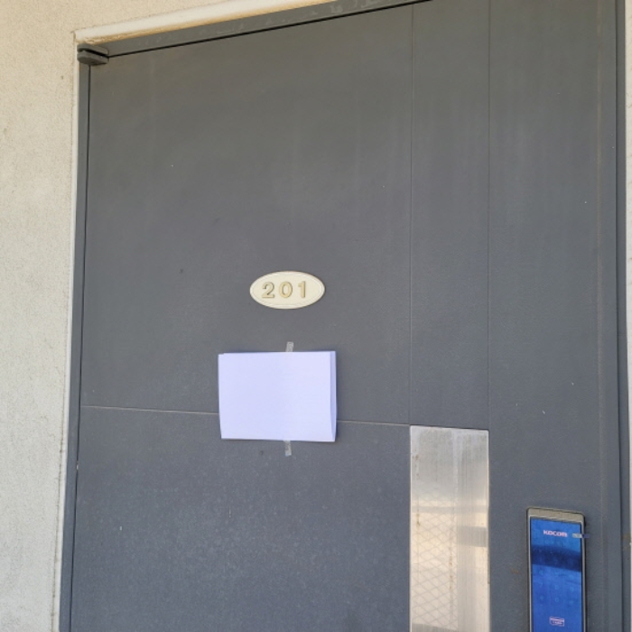 목록4 건물 2층 주거공간 또는 사무실 전경(안내문 부착)