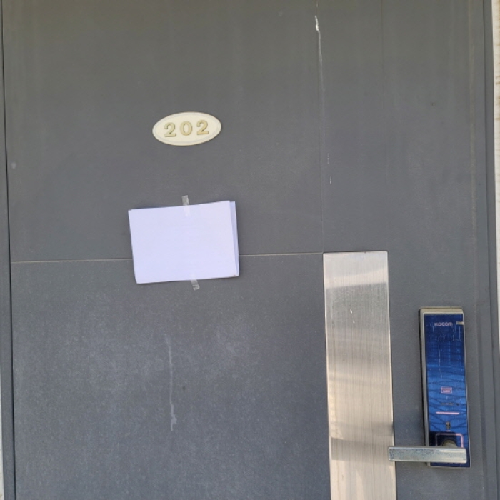 목록4 건물 2층 주거공간 또는 사무실 전경(안내문 부착)