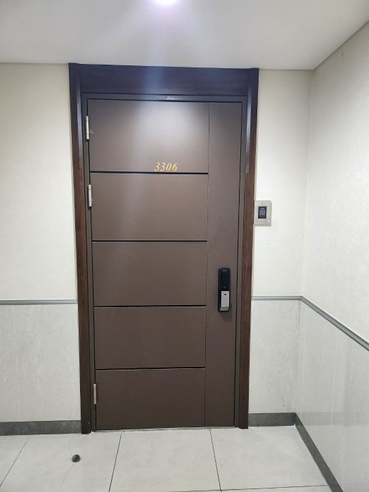 본건 출입문 전경