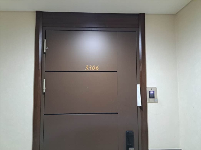 본건 3306호 현관문
