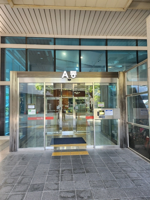 에이동 1층 공동출입문 전경