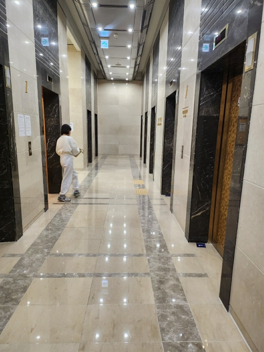 본건1층 공동엘레베이터 전경