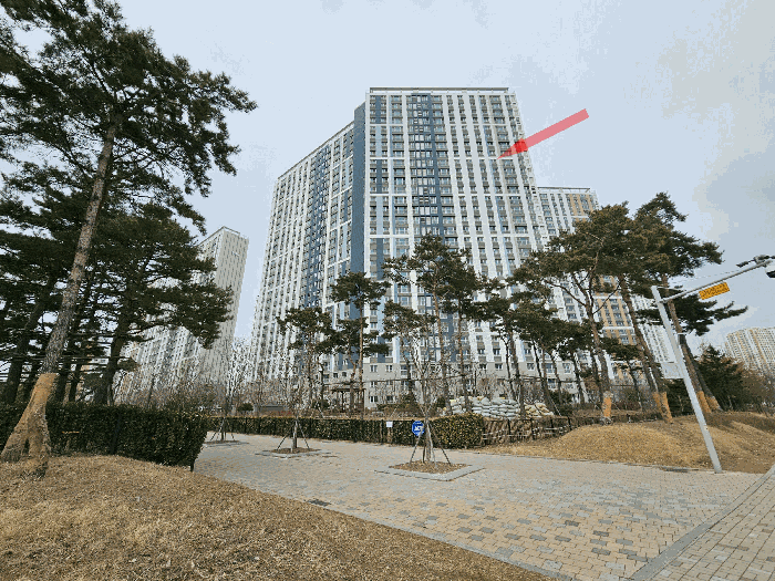 본건 전경 (본건 남동측 인근에서 촬영)