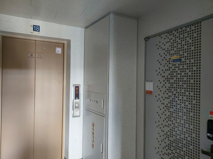 본건 현관(현황상, 현관문표시상 1802호)