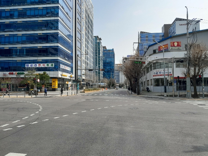 주위환경(남동측 도로변)