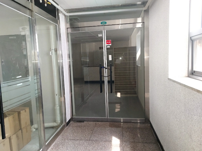 본건 4층 401호 복도 및 출입구