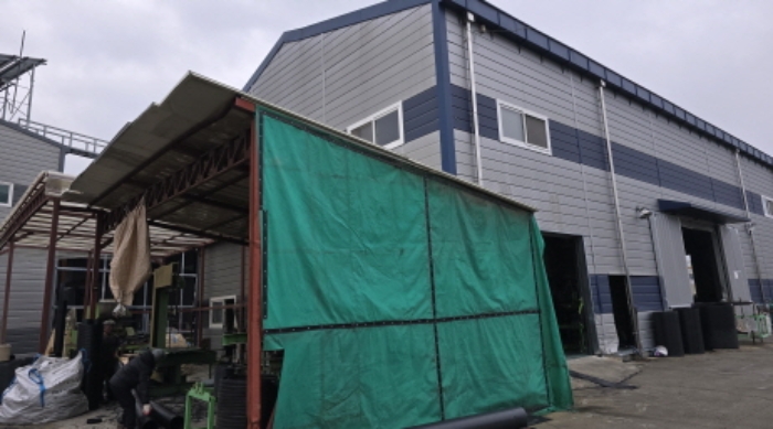 제시외 창고동의 전경