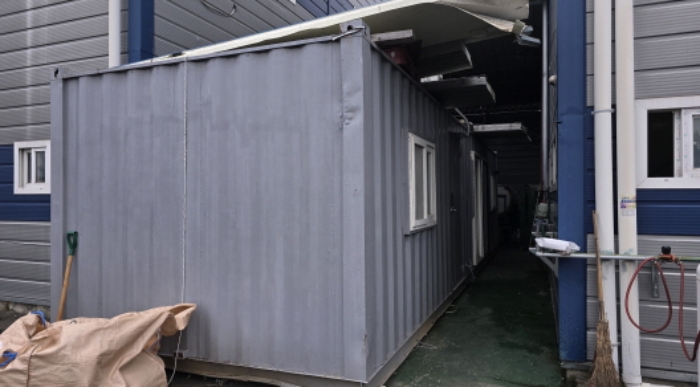 8-1동과 8동 사이의 제시외 컨테이너의 전경