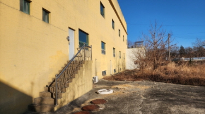 건물 뒷면에 있는 제시외 경량철골조 키스톤 지붕 용도불상 1동.