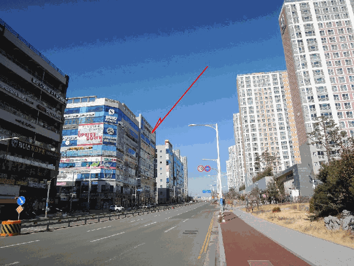 주위환경(동측 접면 도로 남측에서 촬영)